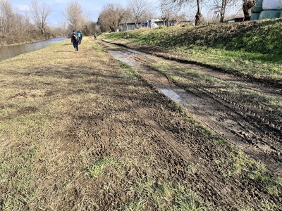 Foto 20 - Strada fangosa e con solchi profondi lungo la sponda del canale