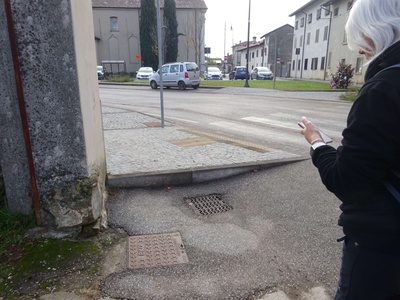 Photo 4 - Sidewalk with a step and a lateral ramp