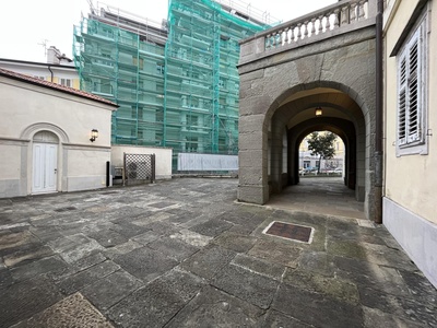 Area di parcheggio e portico