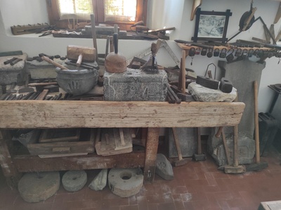 Banco di lavoro e oggetti esposti