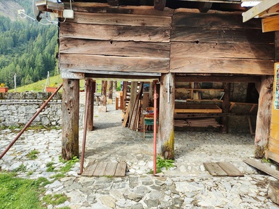 Dettaglio percorso verso l'ingresso del rifugio