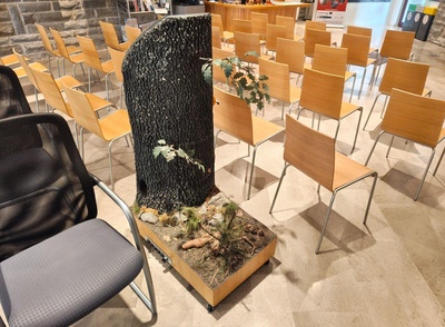 "Il tronco", in basso a sinistra il foro per l'esplorazione tattile