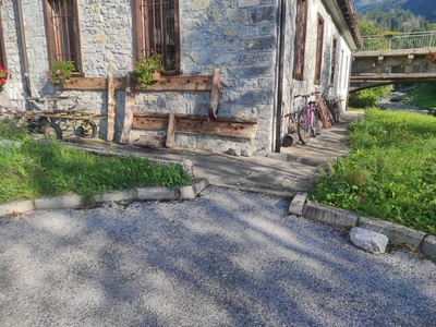 Parcheggio, dettaglio del raccordo con il marciapiede