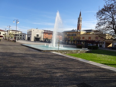 Foto 15 - Piazza con fontana