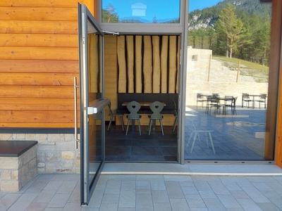 Ingresso edificio "Peç", vsta frontale