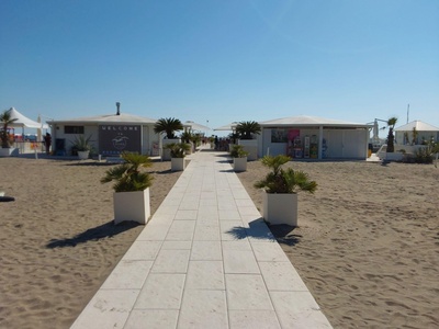 Da camminamento in pietra ad ingresso