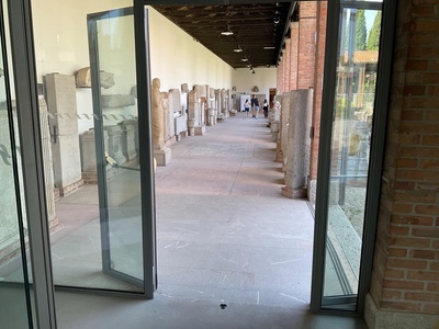 Porte verso galleria lapidaria 