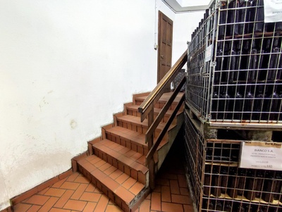 Scala collegamento vano Cantina con vano Sala Degustazioni
