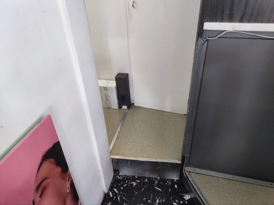 Restringimento e dislivello sul percorso verso il bagno