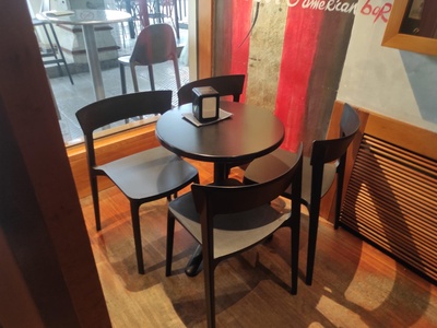 Interno, tavolo tipo