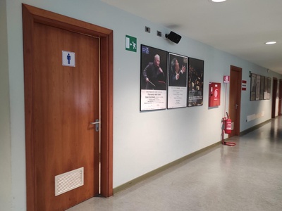 Corridoio, sulla sinistra porta di ingresso ai servizi