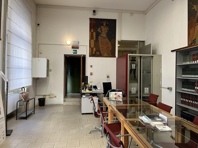 La sala guardando i due gradini di raccordo e il montapersone