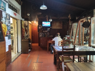 Sala di collegamento, a sinistra le cucine e i bagni