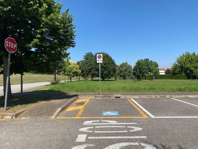 Parcheggio con percorso pedonale rialzato a lato