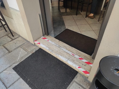 Ingresso, dettaglio della soglia
