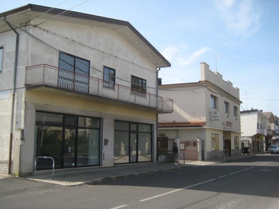 Vista del percorso tra il parcheggio e l'ingresso