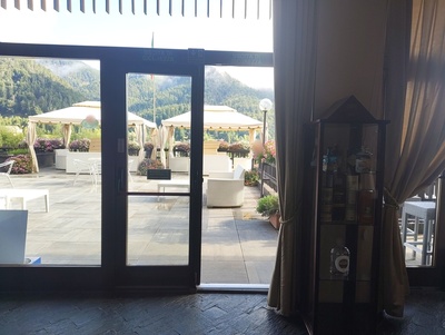 Area esterna, porta ingresso