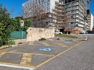 Foto 1 - Vista parcheggio e rampa di accesso al marciapiede