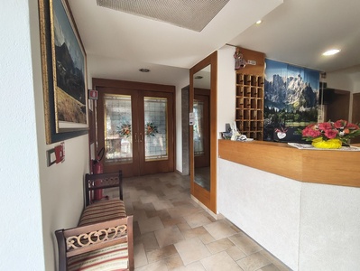 Reception, vista verso sala colazioni