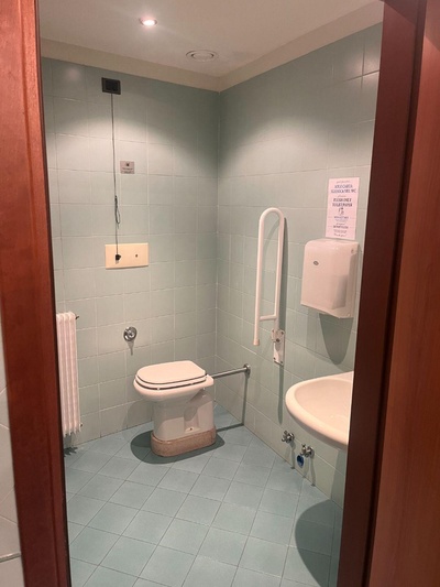 Bagno vicino ascensore