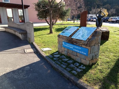 Area esterna, pannelli e panca