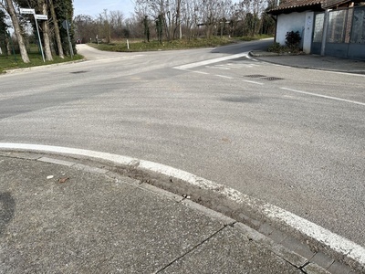 Photo 5 - Road without pedestrian crossings and sidewalk without ramp