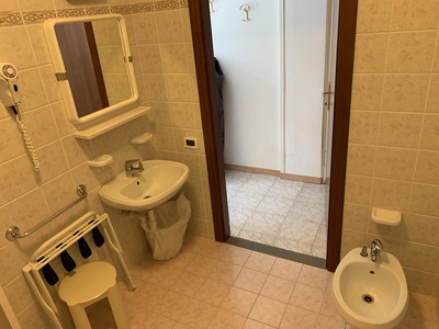 Servizio igienico - lavabo, bidet e ingresso