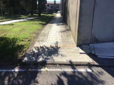 Marciapiede verso ingresso