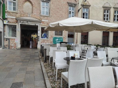 Area esterna, vista verso ingresso del bar