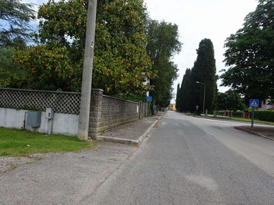 Photo 13 - Sidewalk without ramp, with a curb 10 cm high