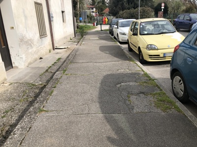 Foto 33 - via del Rafut sconnessioni su marciapiede