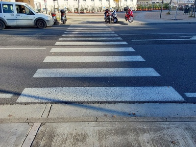 Photo 67 - Unconnected pedestrian crossing on the right side