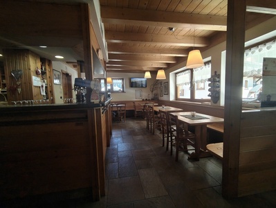 Bar, vista verso i tavoli