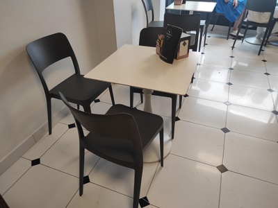 Interno, tavolo tipo