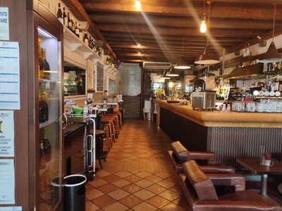 Interno, vista frontale dall'ingresso