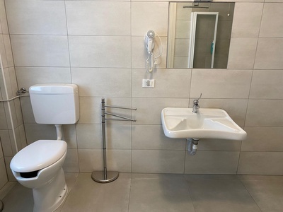 Bagno accessibile, particolare lavandino e wc