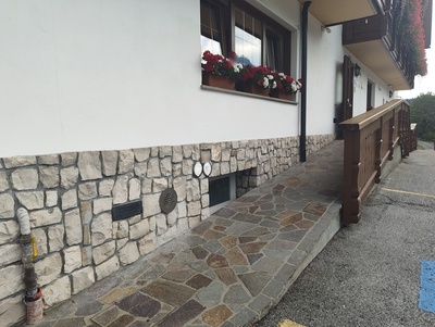 Ingresso, dettaglio rampa di raccordo