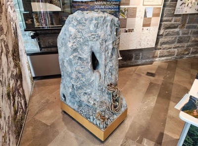 "La pietra", lato con fori per esplorazione tattile