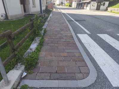 Foto 49 - percorso su marciapiede dissestato