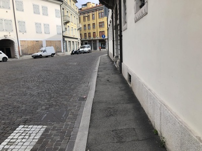 Foto 7 - tratto di marciapiede in asfalto