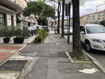 Foto 3 - tratto di marciapiede su via Roma