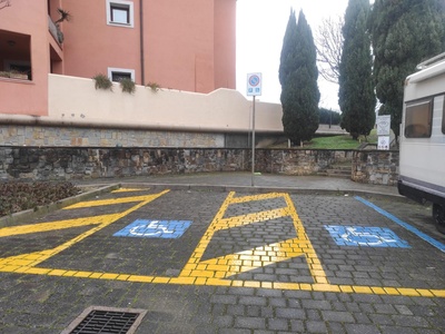 Parcheggio pubblico, stalli riservati