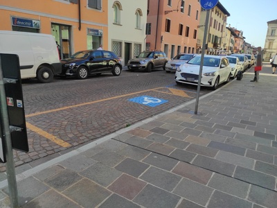 Parcheggio via Grazzano