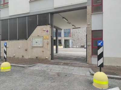 Parcheggio privato, accesso carraio da via Cicogna