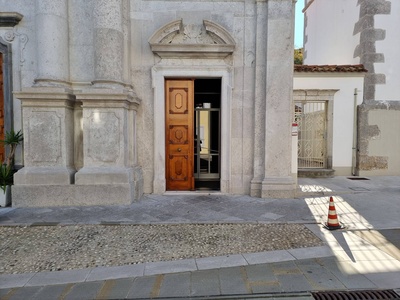 Foto 28 - Ingresso laterale alla chiesa con rampa di accesso