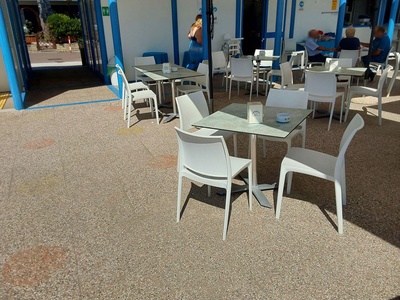 Da ingresso a bar