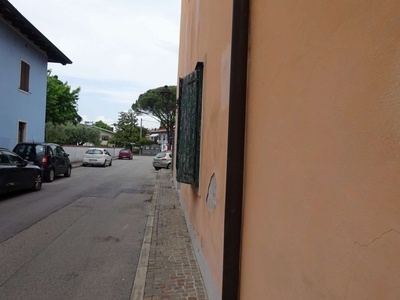 Photo 5 - Via dei Cedri, characterized by a narrow sidewalk