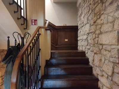 Scala che porta al piano superiore