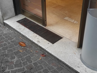 Ingresso, dettaglio del gradino