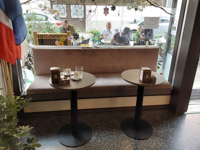 Tavoli con divanetti